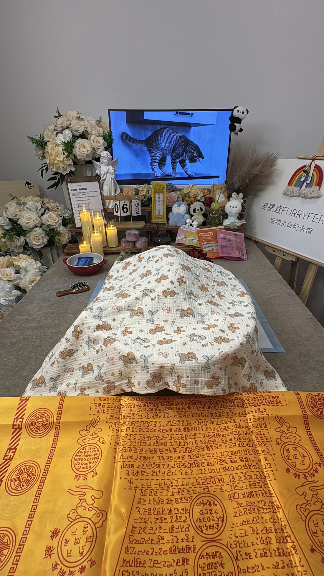 潍坊宠物告别仪式中的鲜花与纪念照片